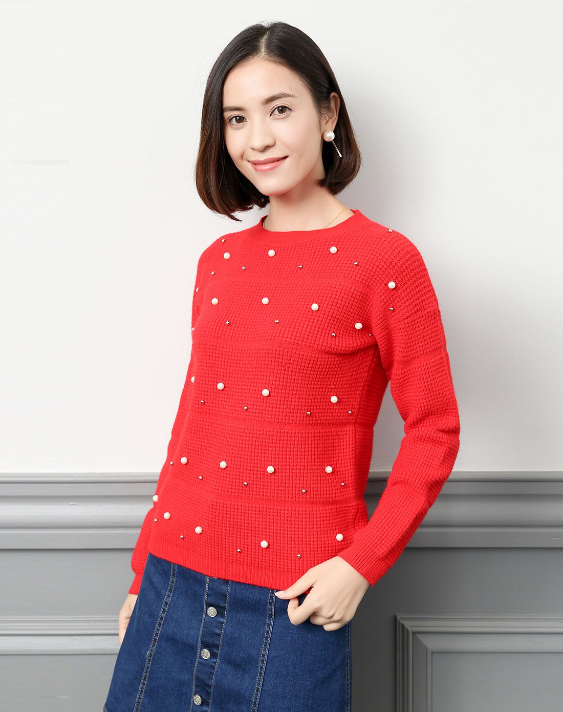 红色时尚钉珠短款毛衣