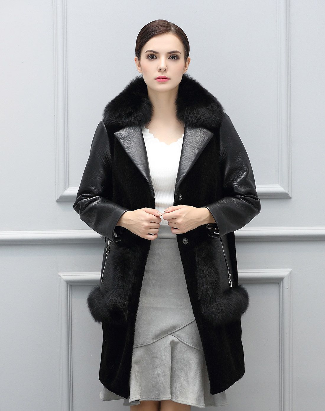 女士黑色水貂毛翻领中长羊皮外套