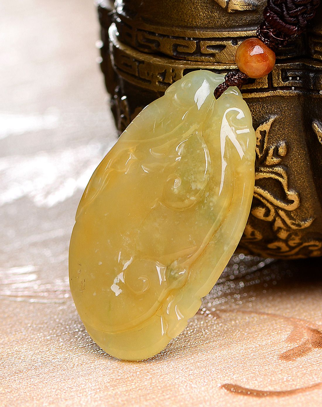 a货翡翠冰糯种黄翡精雕英明神武吊坠