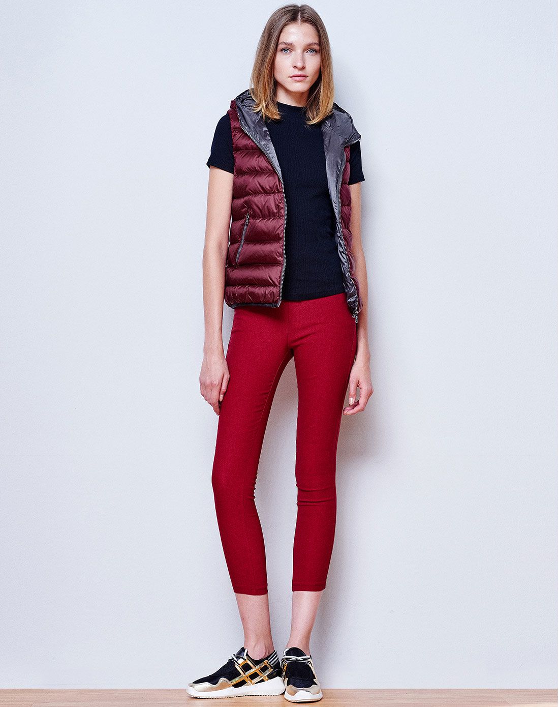 波司登女款梅雅红色休闲羽绒服