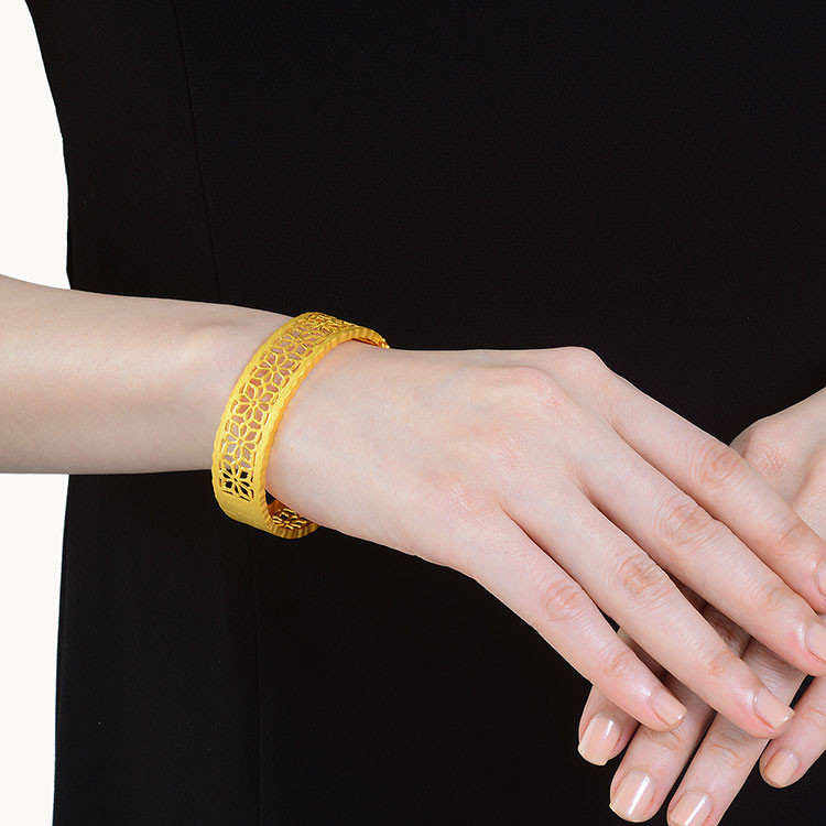 周生生 足金格桑花手镯