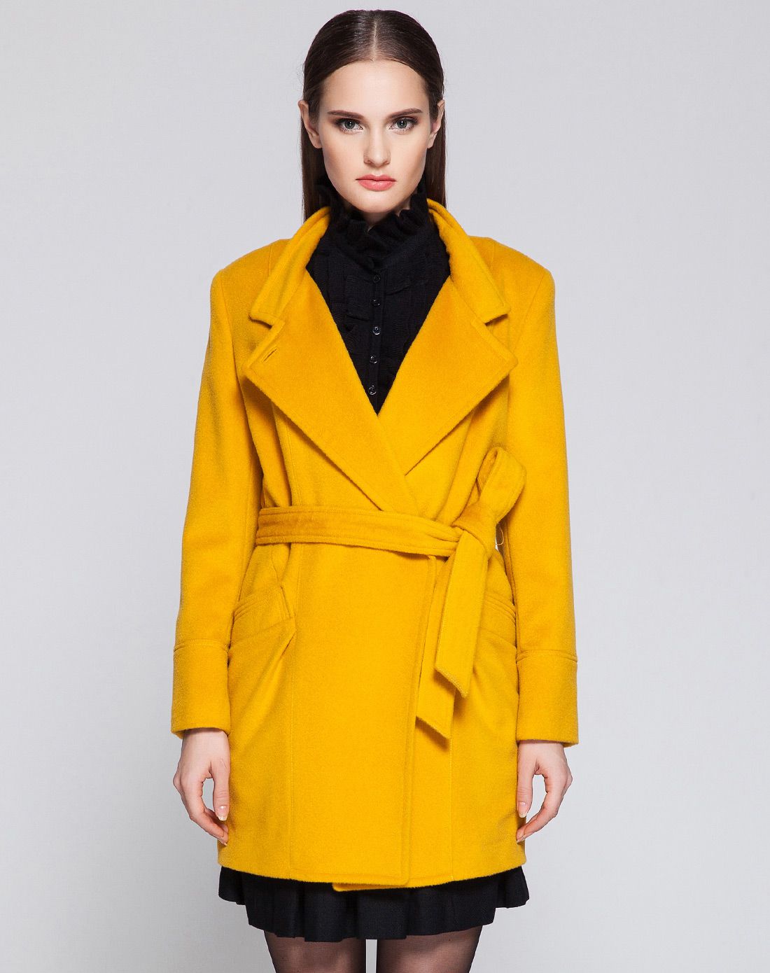 黄色斯文端庄长袖大衣