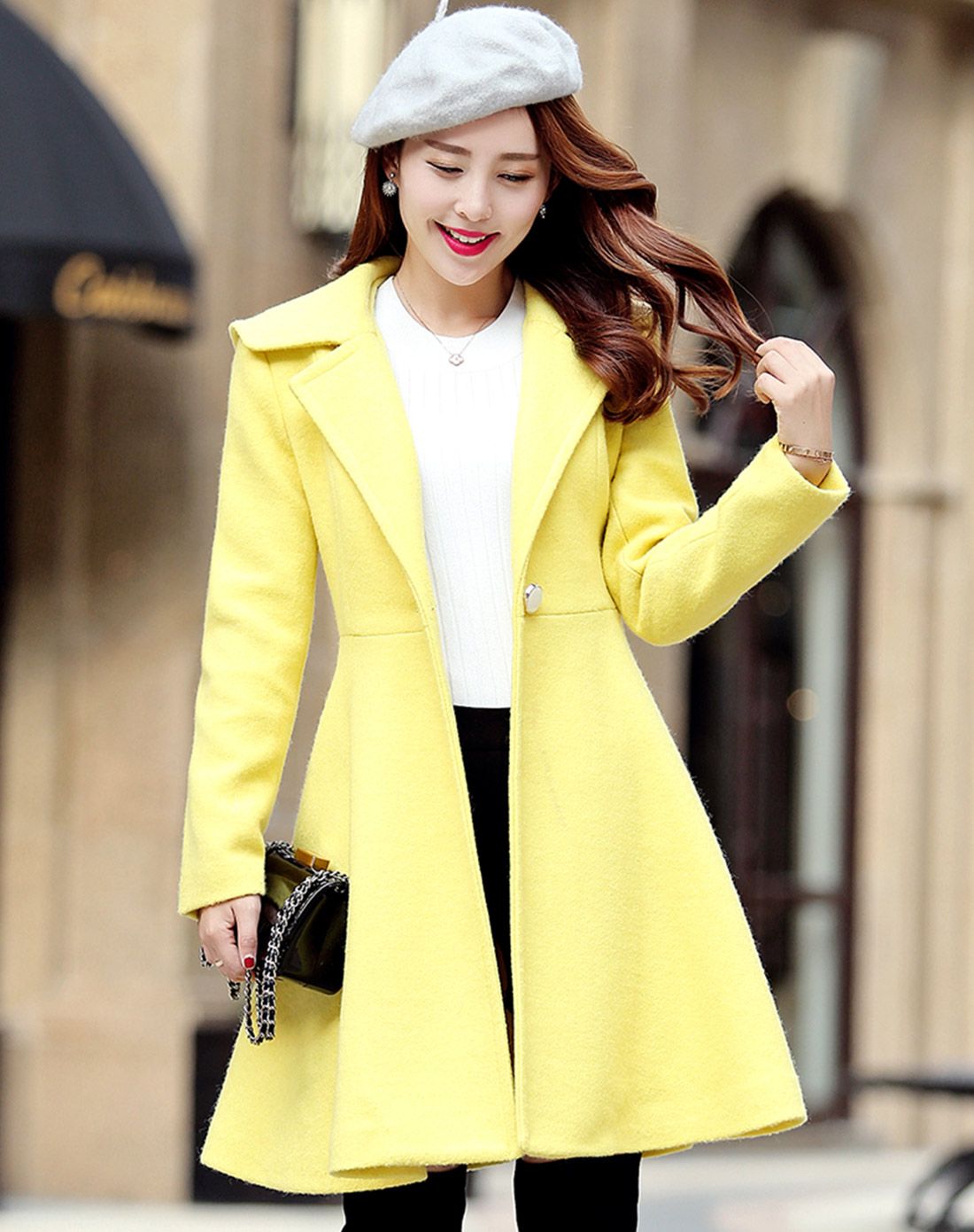 浅黄色翻领收腰一粒扣下摆宽松中长款毛呢大衣