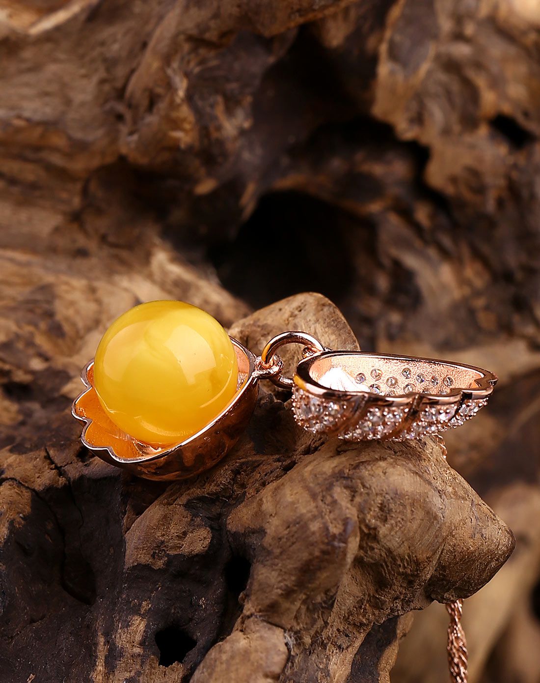 小巧玲珑蜜蜡贝壳吊坠附证书