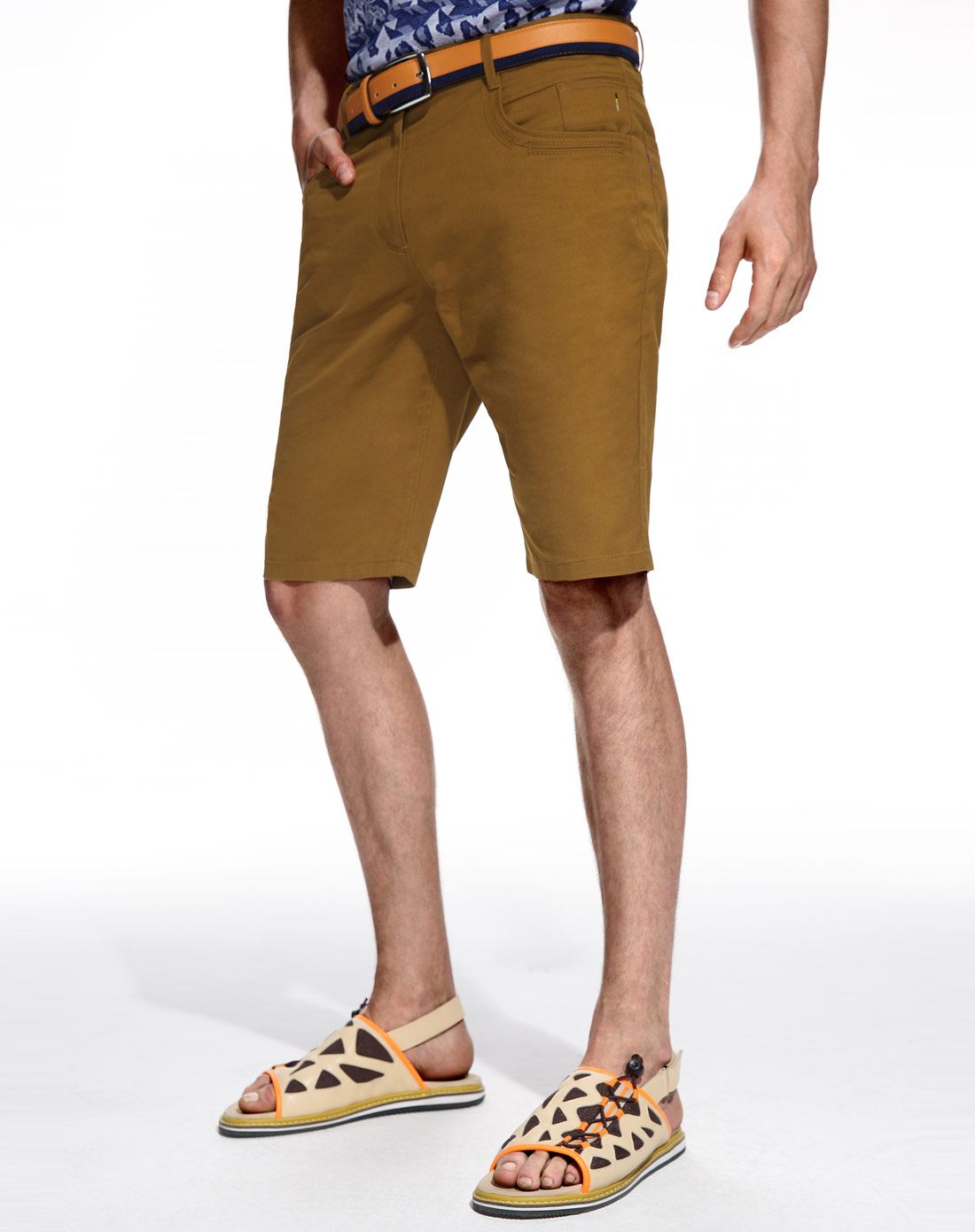 棕色简约修身小脚休闲短裤