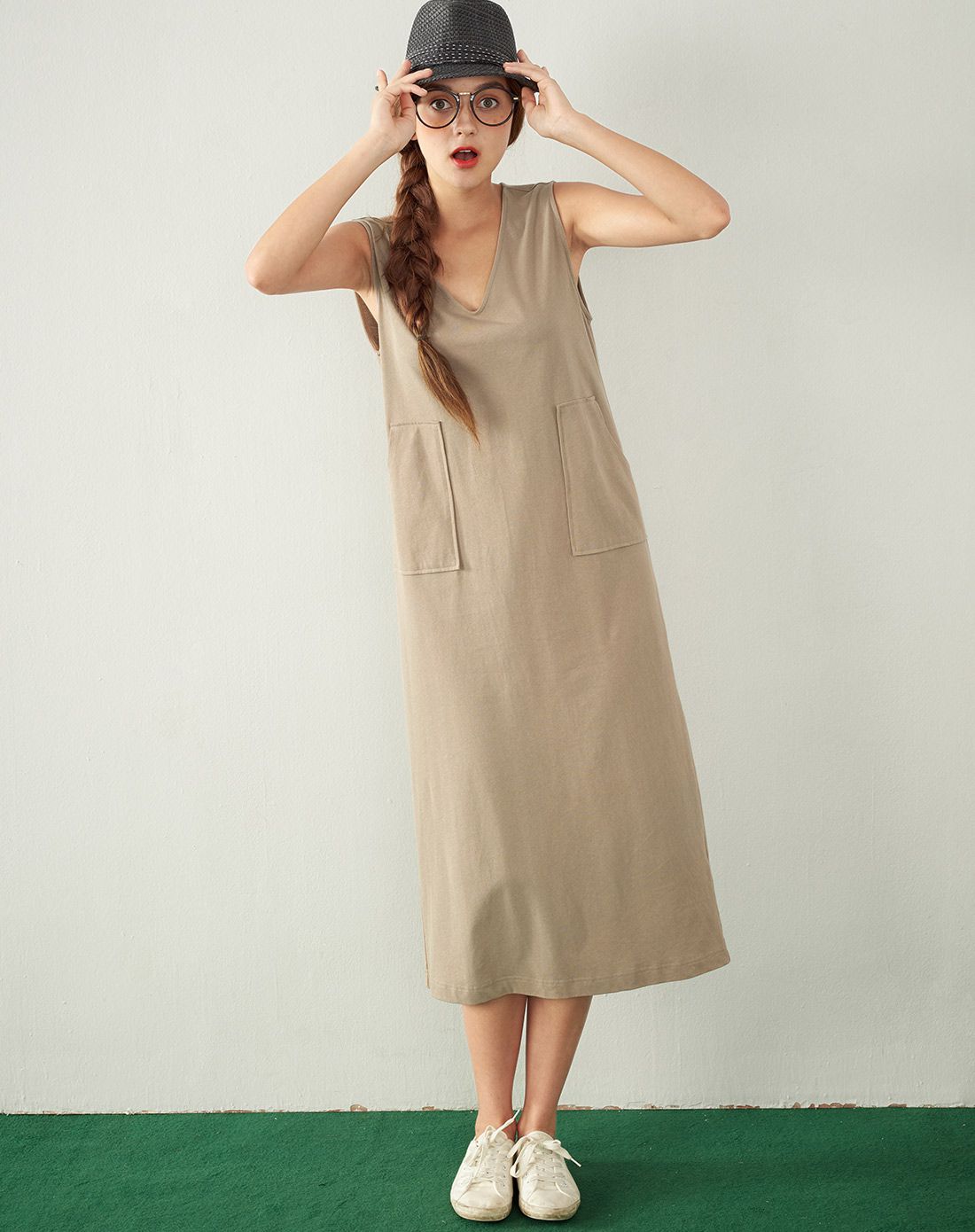 卡其色v领宽松款套头无袖连衣裙