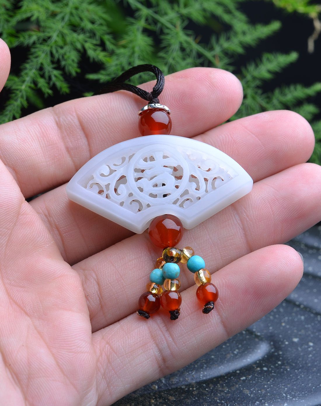 天然和田玉精雕镂空扇形吊坠