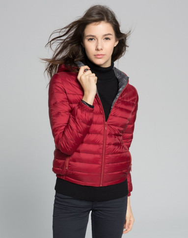 波司登女款梅雅红连帽短款羽绒服