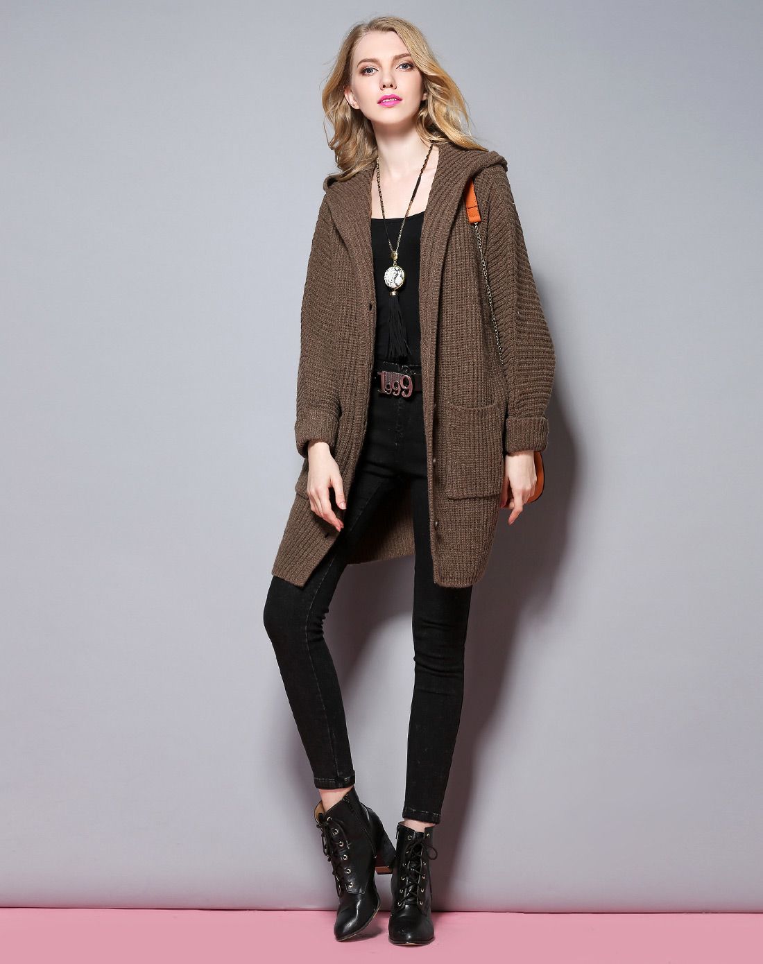 深咖色连帽休闲毛衣