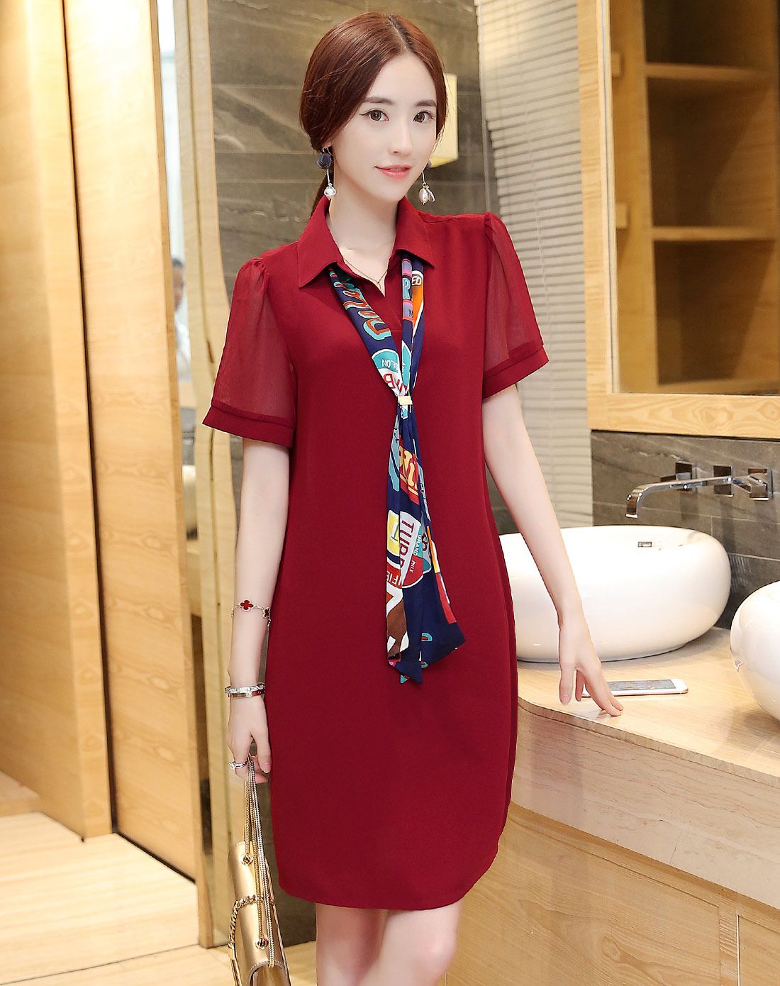 女酒红色时尚翻领纯色连衣裙(配围巾)