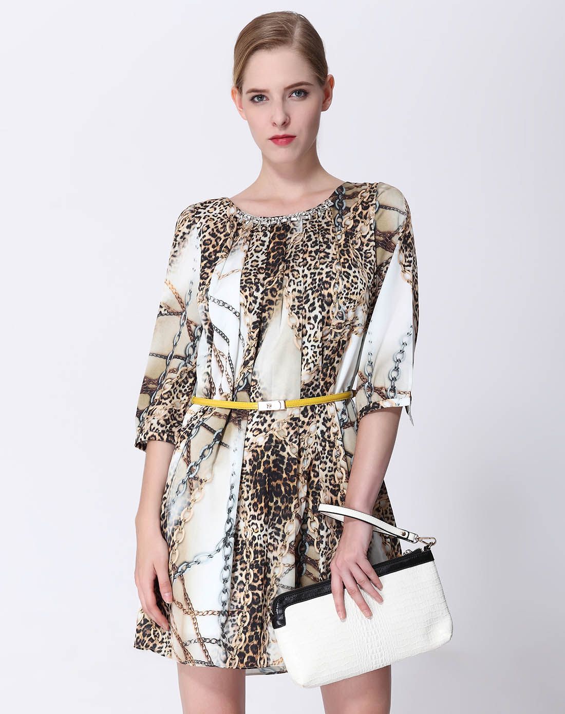 米黄白相撞圆领豹纹图案褶皱连衣裙