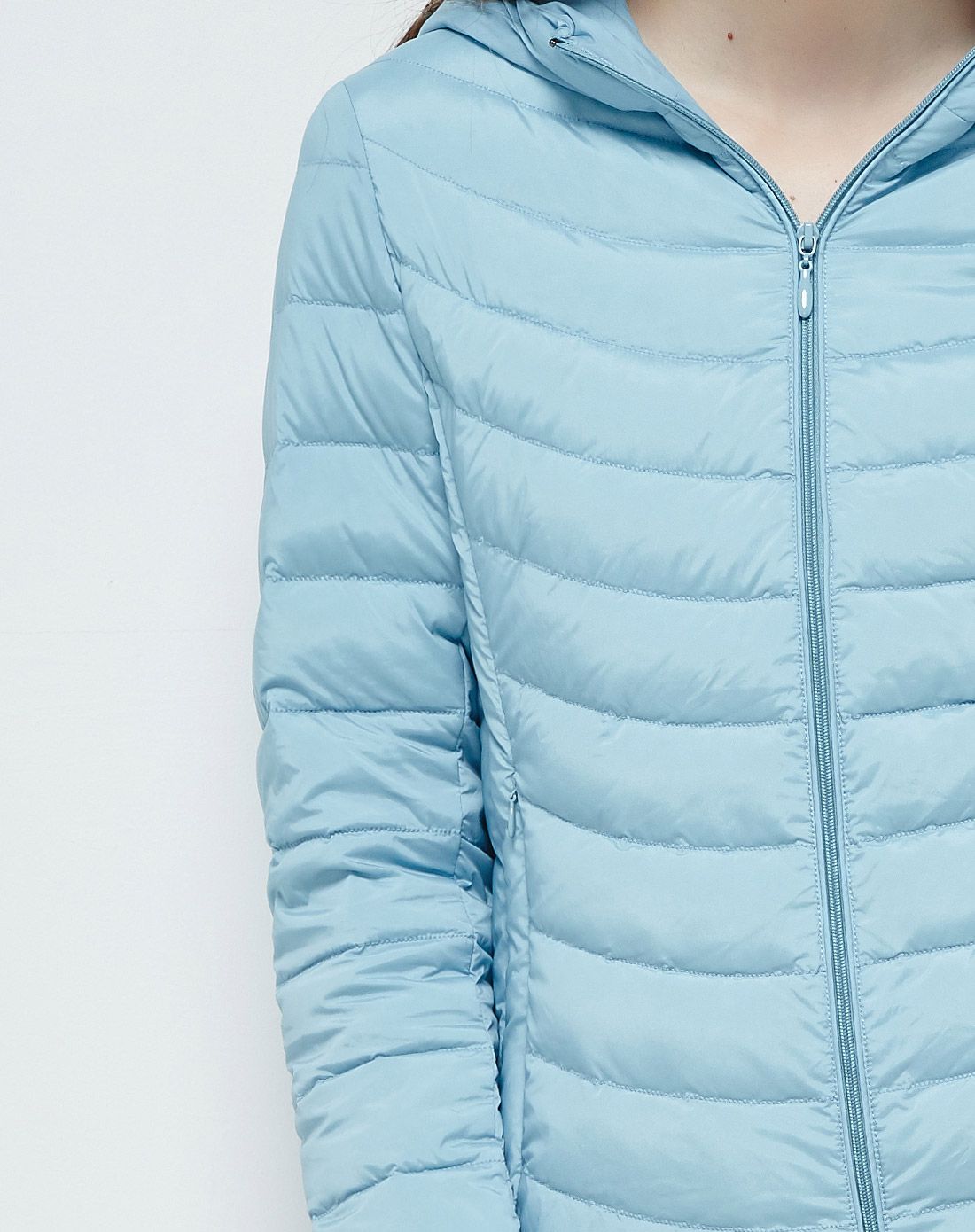 浅蓝色轻薄修身羽绒服