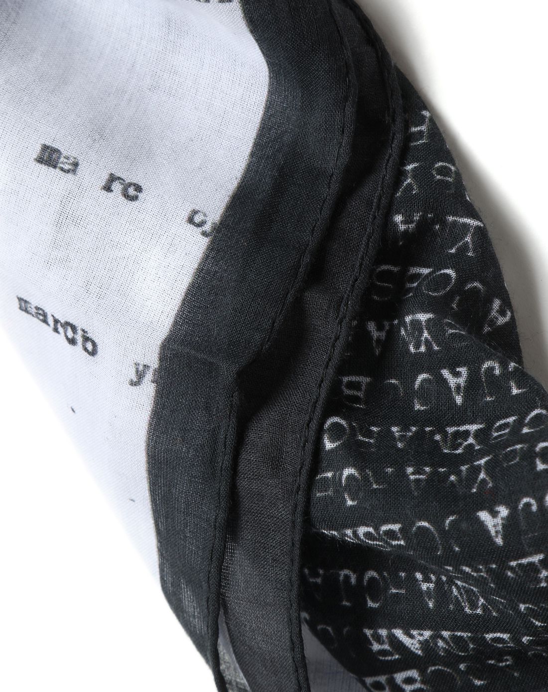 marc jacobs男款黑色字母印花纯棉方巾