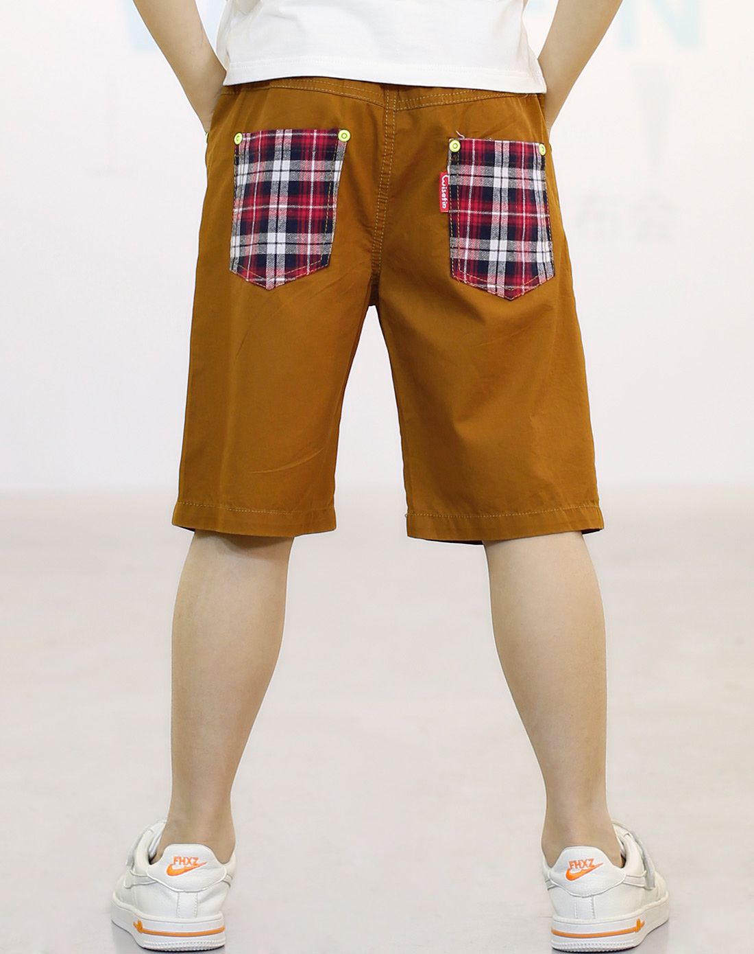 男童棕色短裤