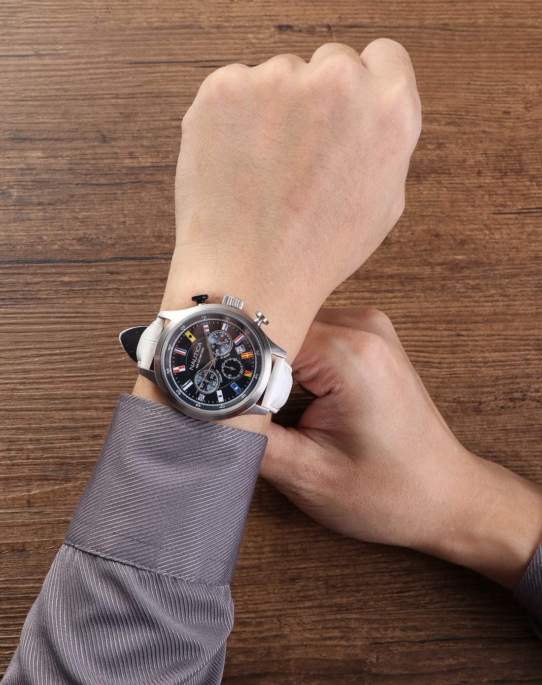 诺帝卡nautica男款白色小牛皮表带藏蓝盘三眼计时手表(配一条藏蓝色