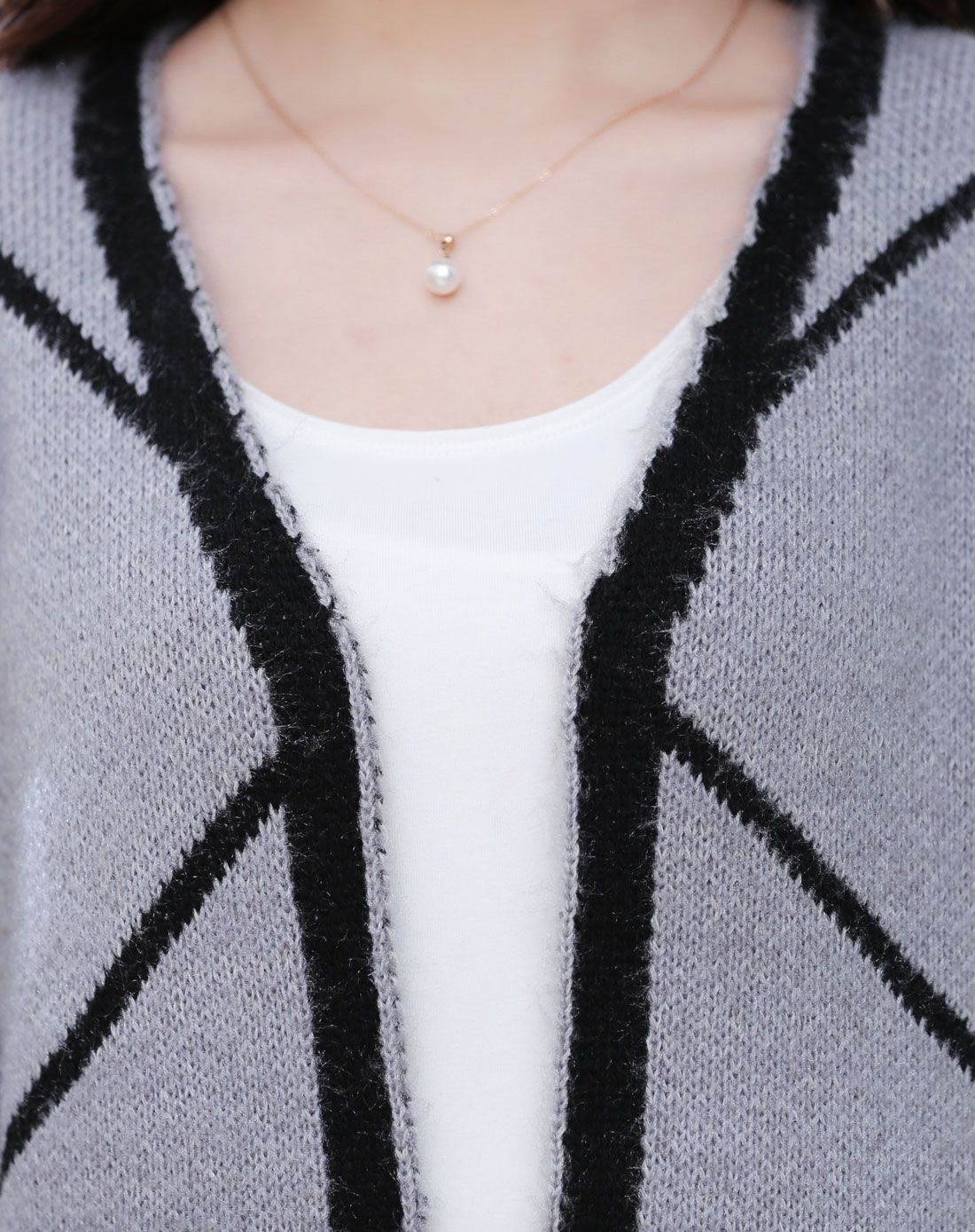 女款灰色调艺术线条针织开衫