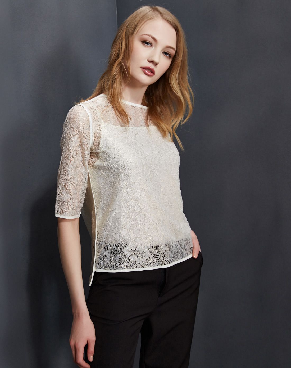 时尚蕾丝圆领七分袖百搭上衣