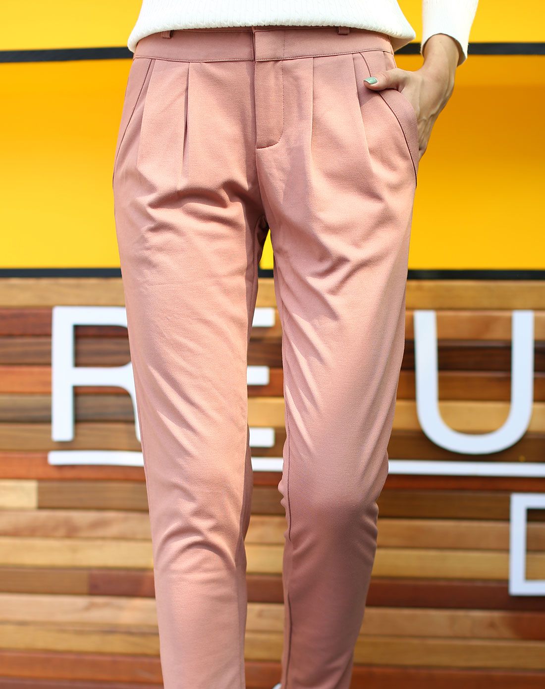 浅肉桂色女款时尚针织长裤