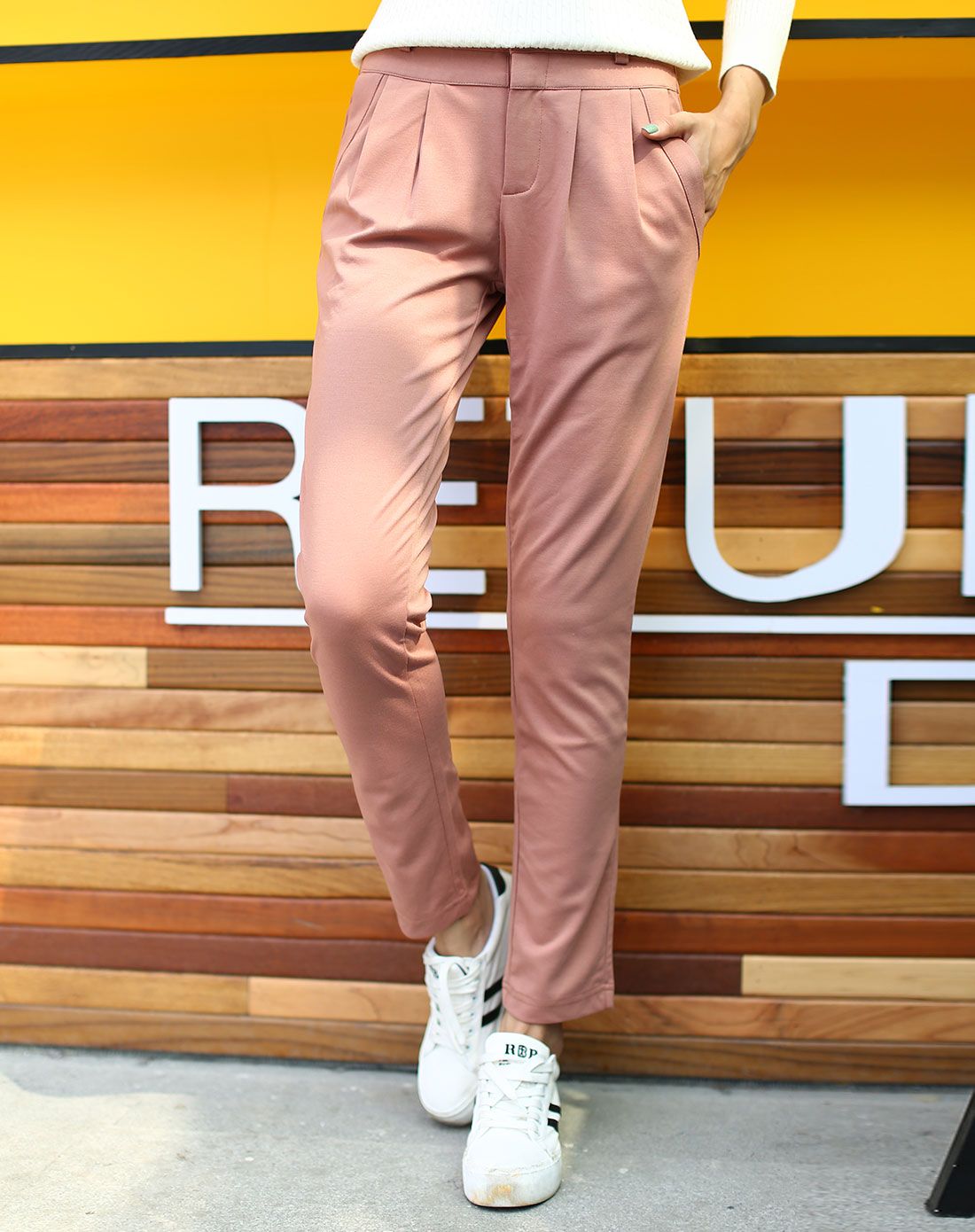 浅肉桂色女款时尚针织长裤