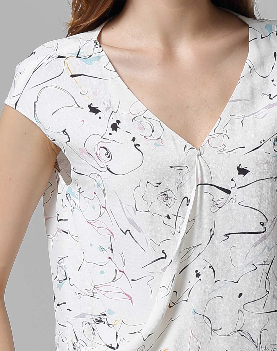 elle 趣味涂鸦印花显瘦v领小盖袖t恤