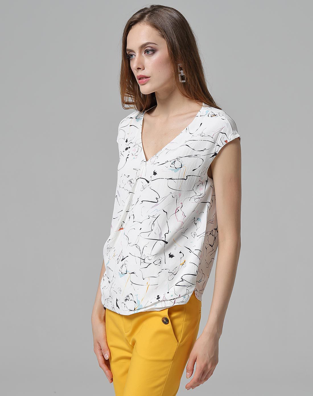 elle 趣味涂鸦印花显瘦v领小盖袖t恤