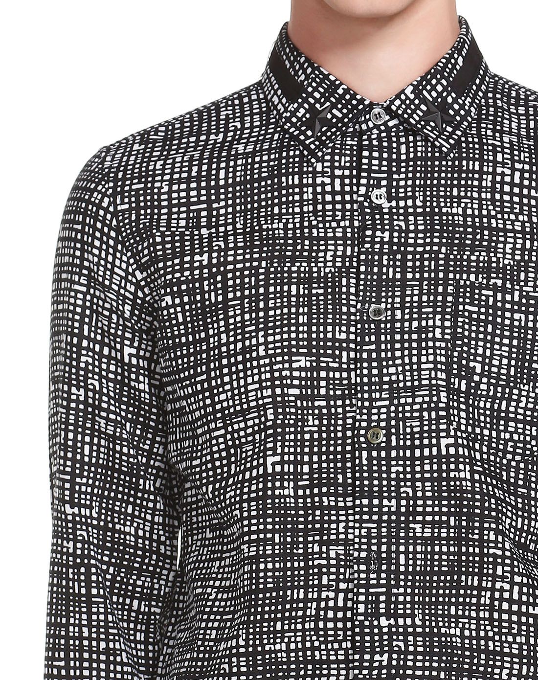 白底黑长袖衬衫