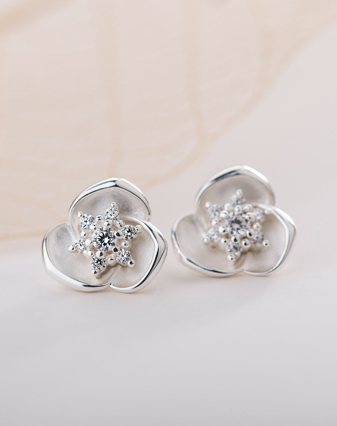 兰心-花朵微镶银耳钉优雅迷人