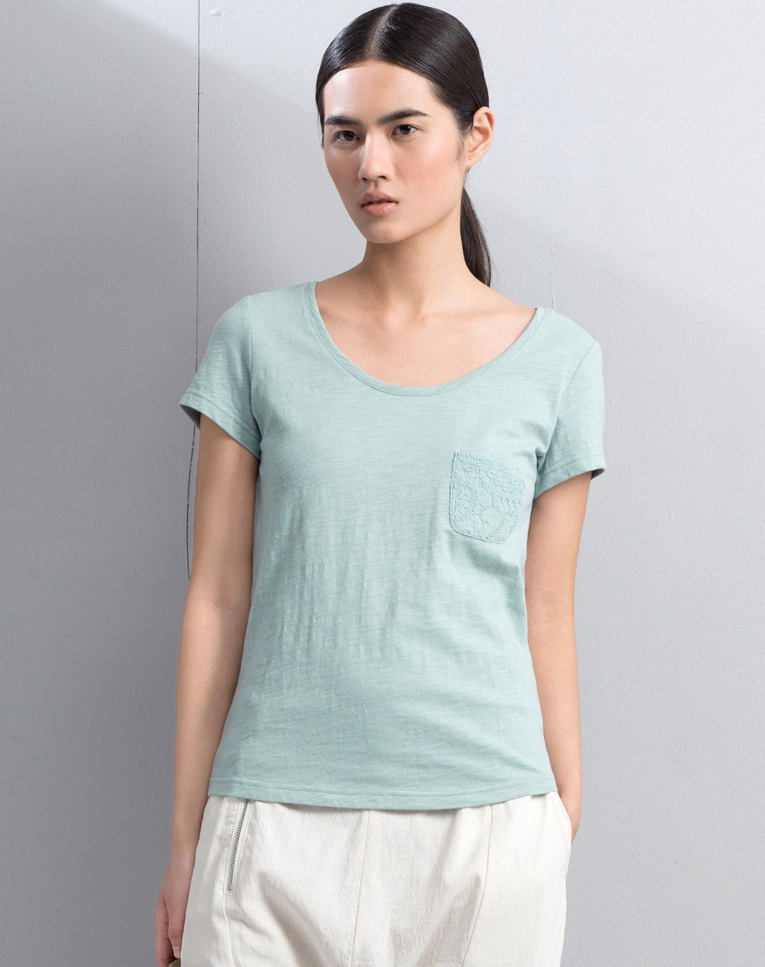 天青色圆领绣花口袋t恤