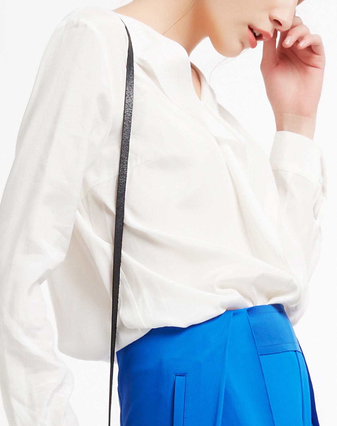 白v字领丝棉衬衫