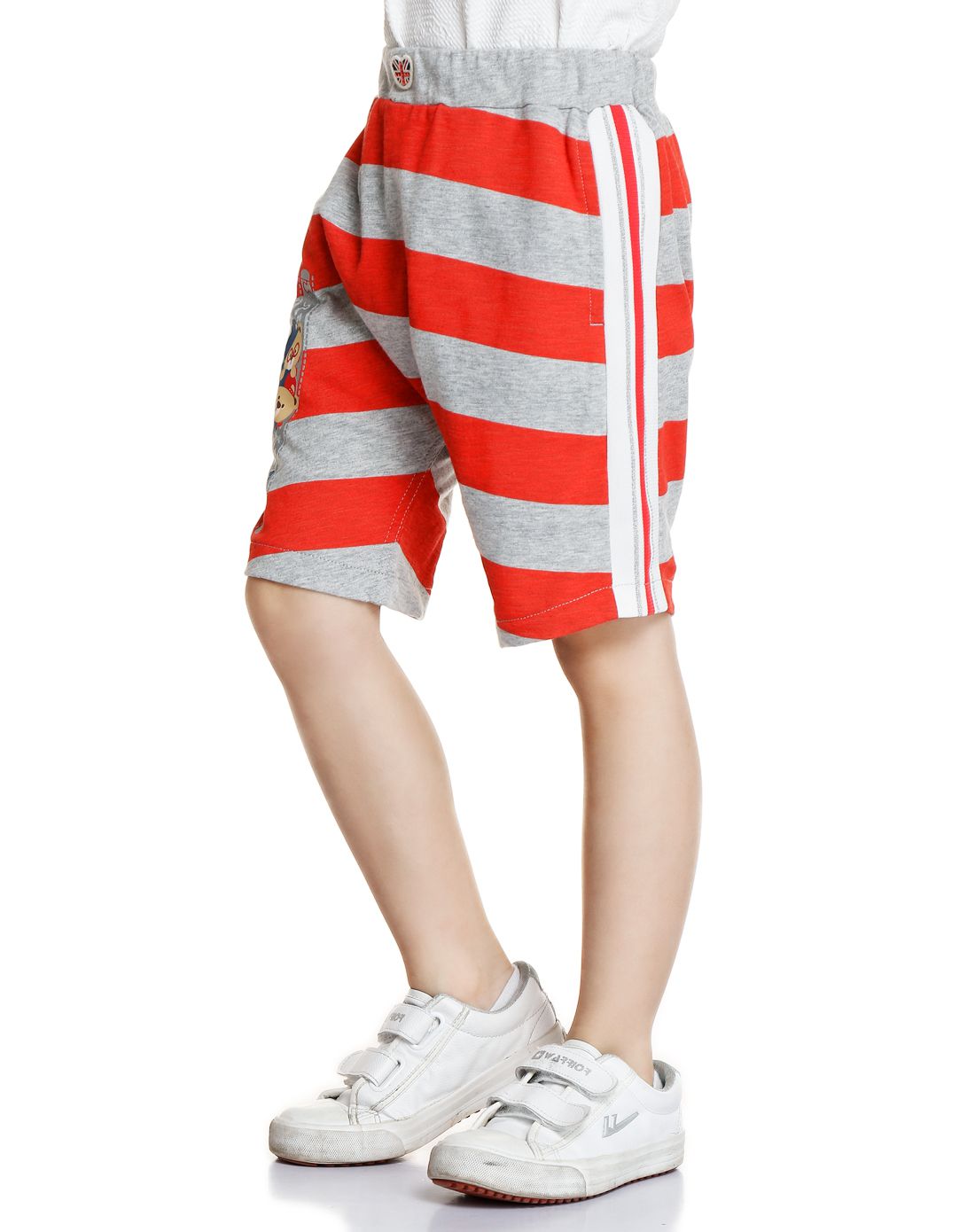 男童红色宽裆间色短裤