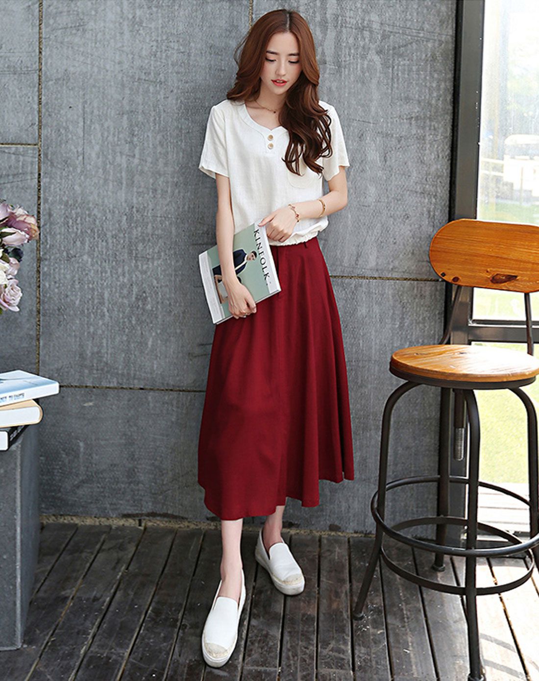 女本白色上衣搭酒红色半身裙套装