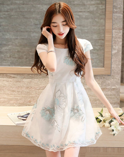 女白色甜美印花连衣裙