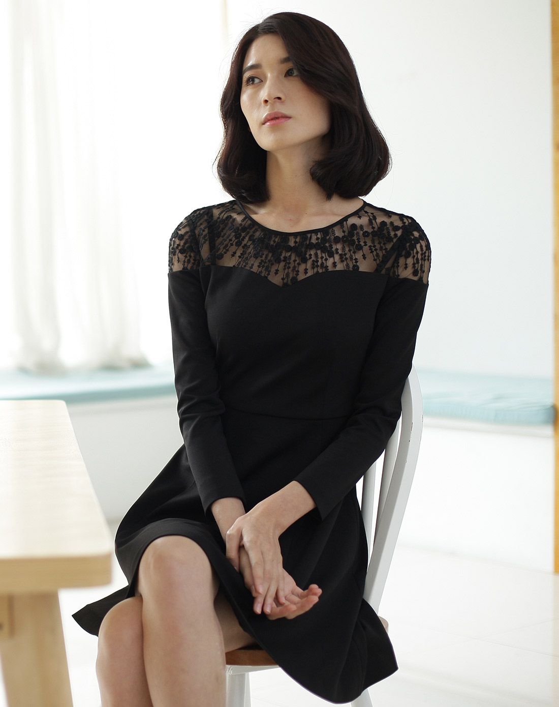 黑色半透视网纱拼接长袖连衣裙