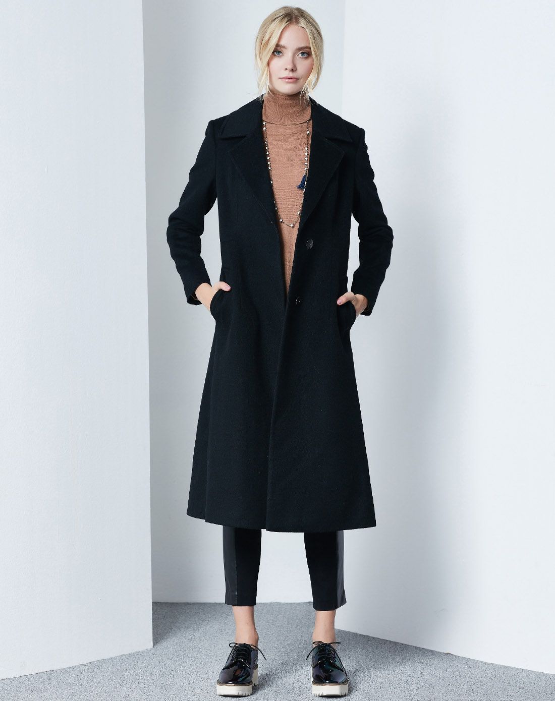 黑色超长款羊毛大衣