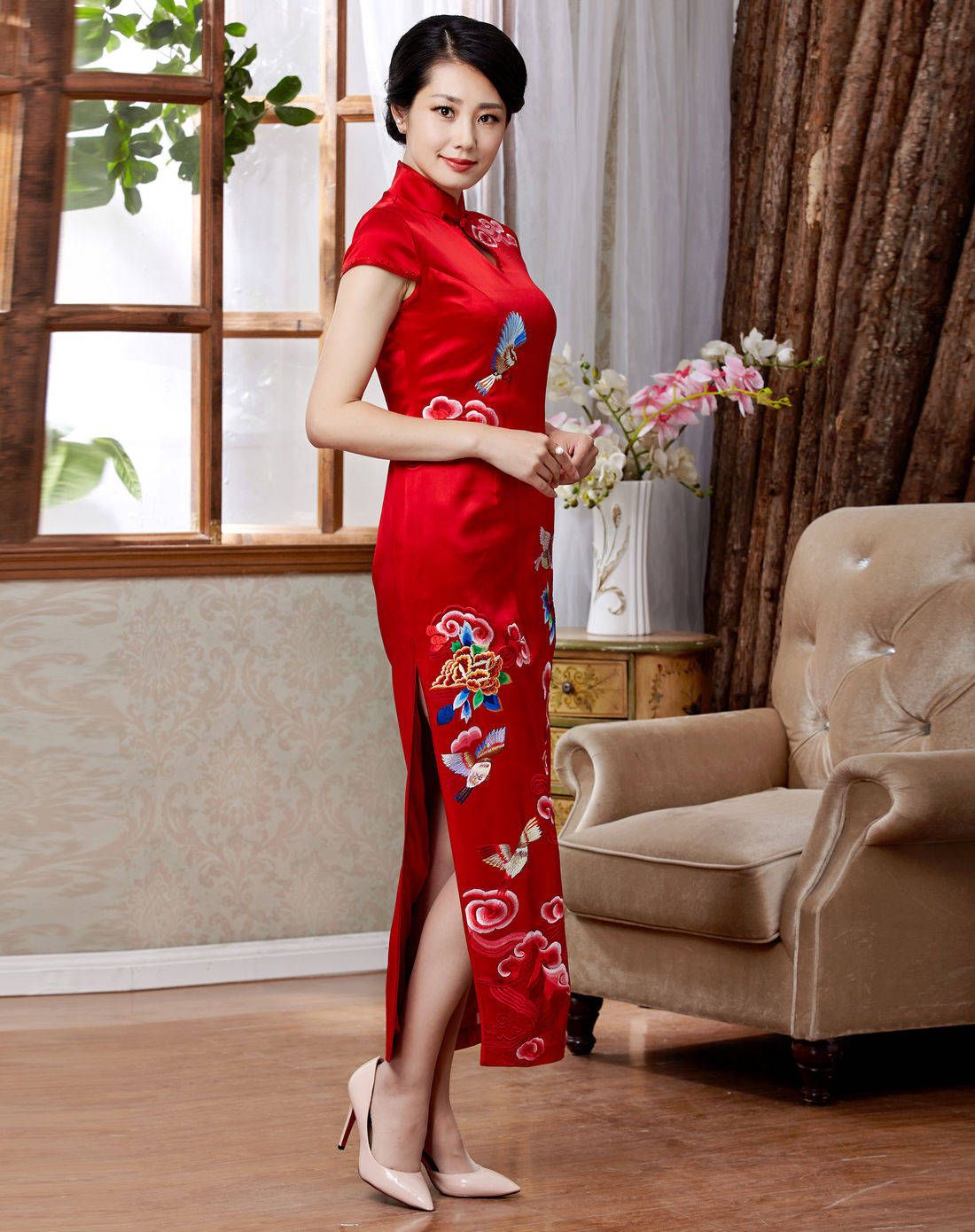 女款红色绣花旗袍