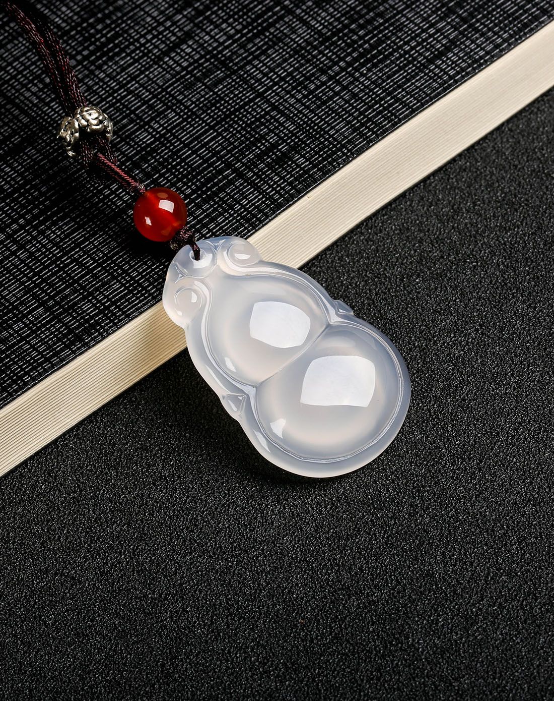 白冰净底水润玉髓葫芦挂件