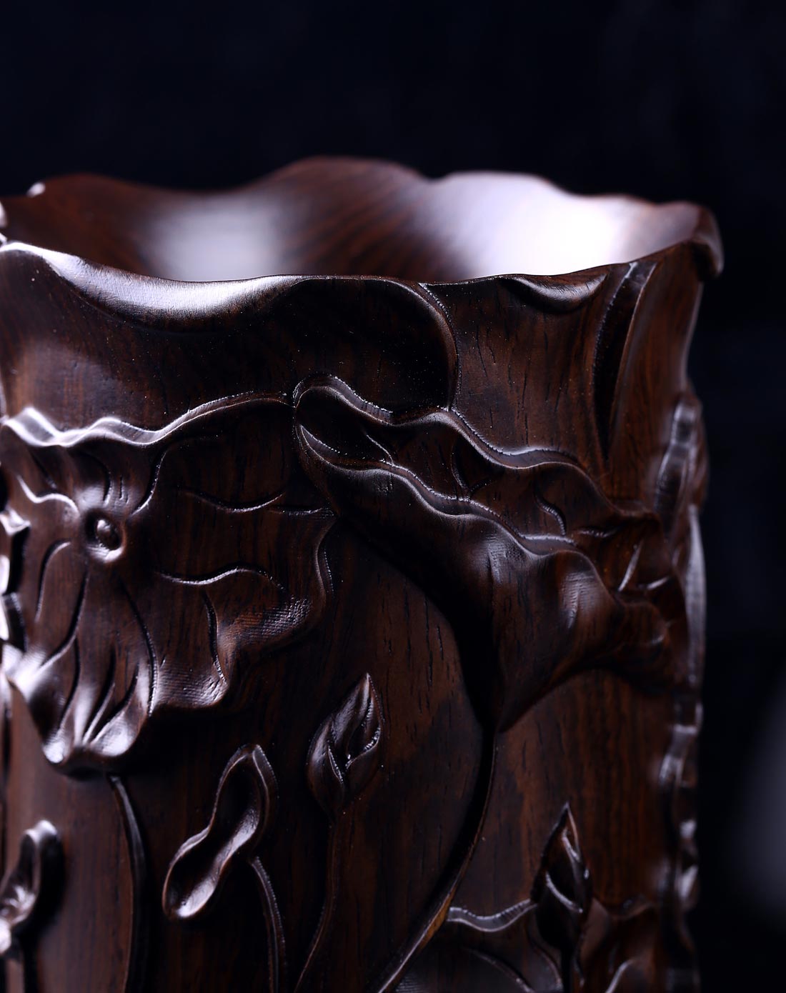 手工精雕黑檀荷花笔筒