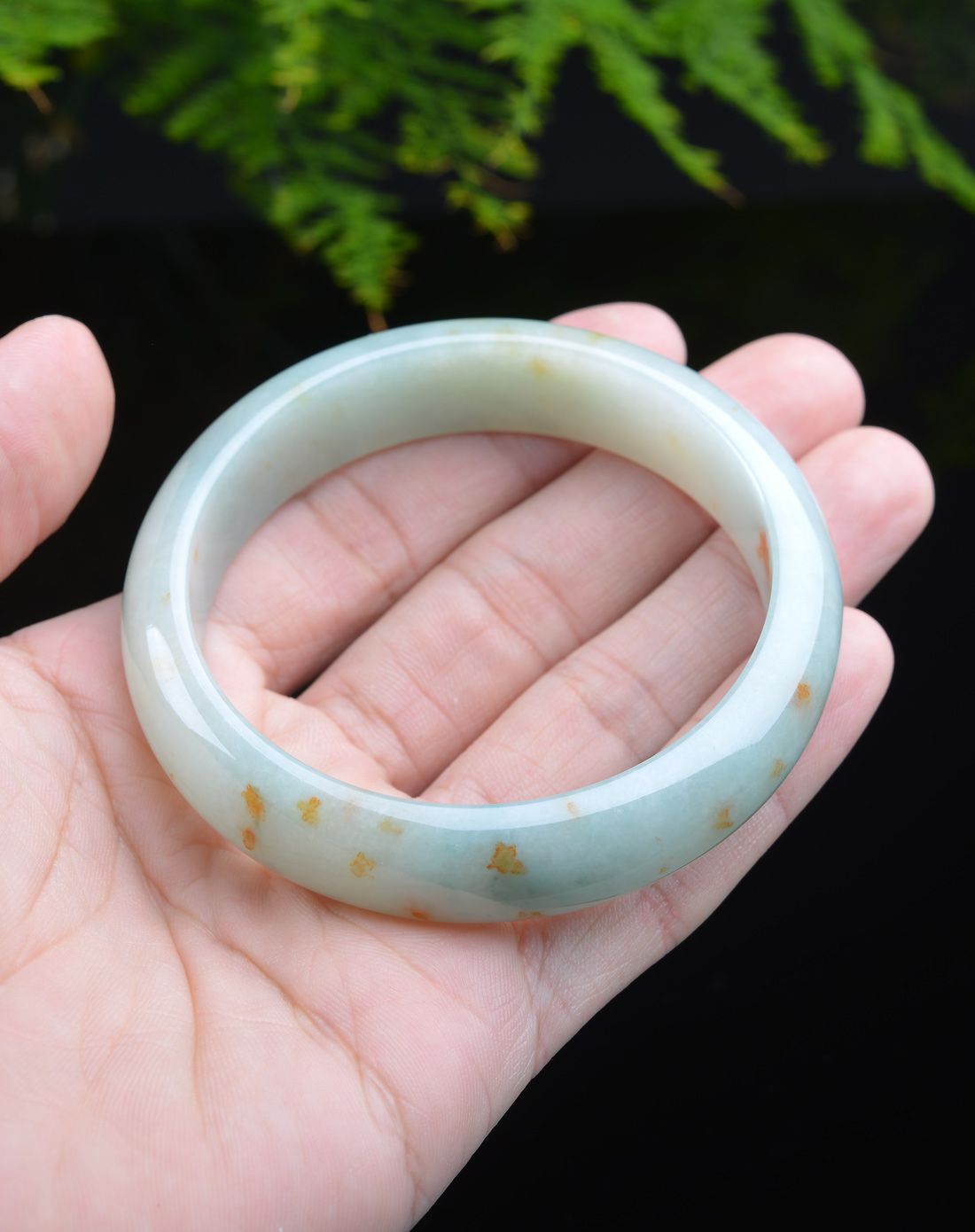 天然a货翡翠洒金浅绿手镯