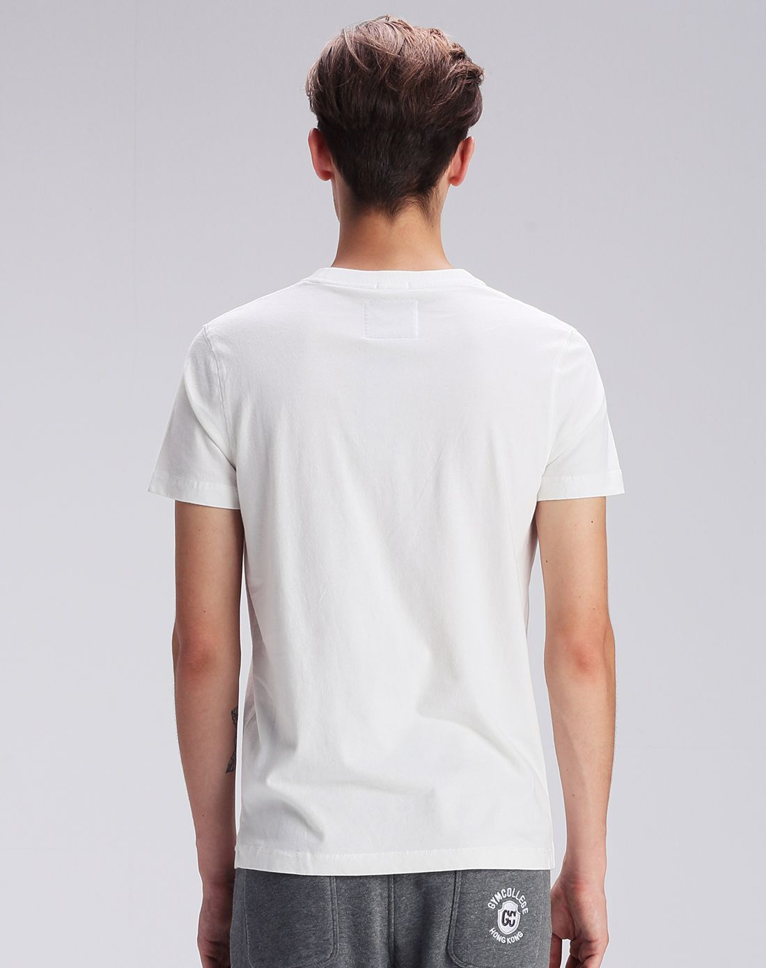 男性白色短袖t恤