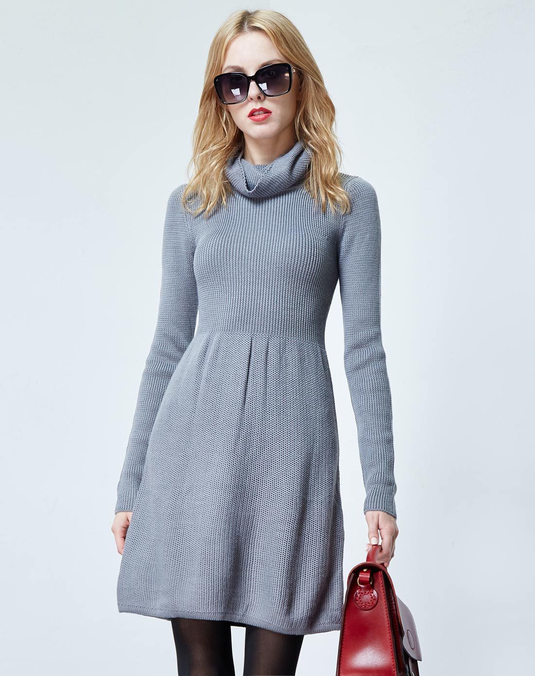 灰色翻领连衣裙