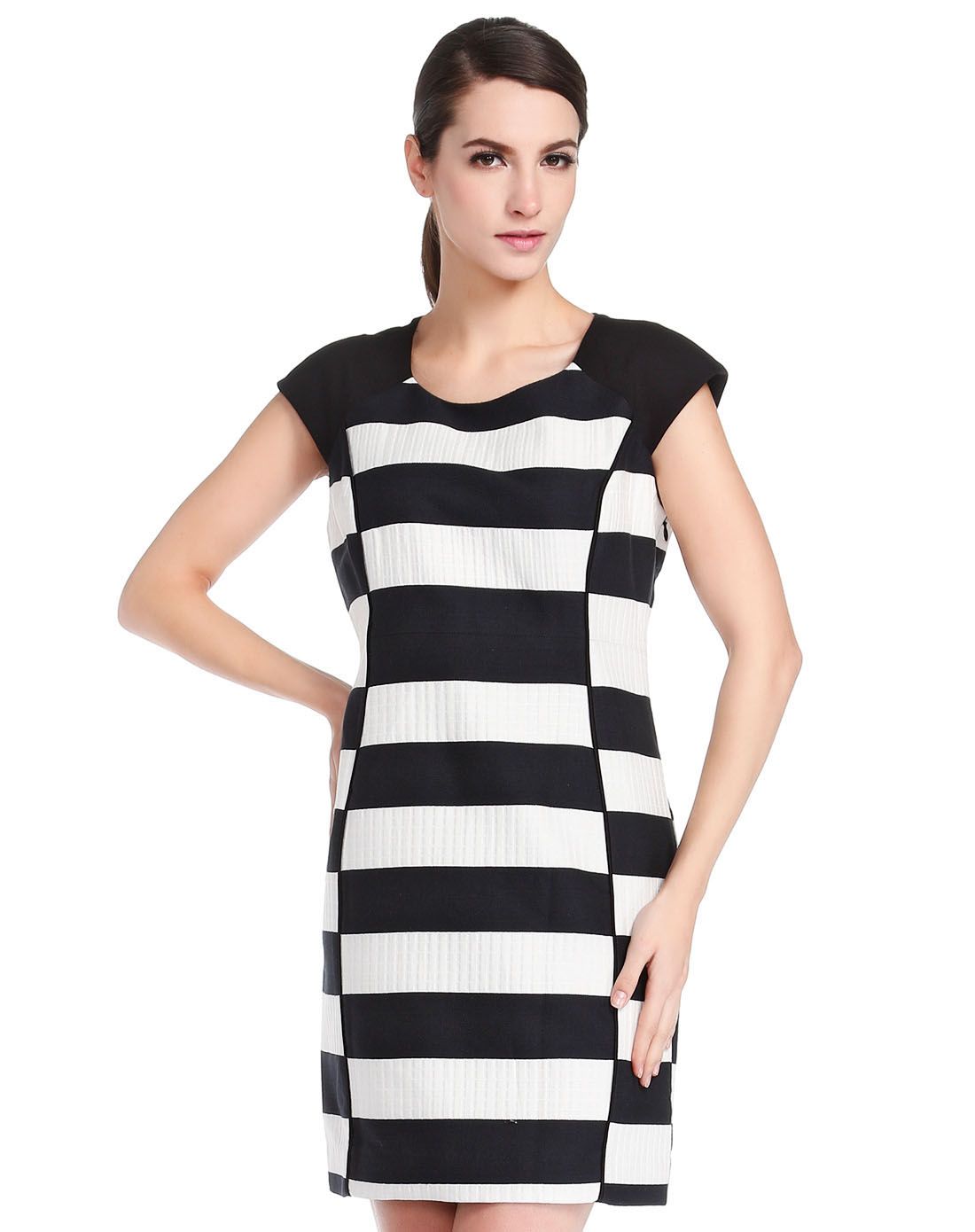 女装黑白拼接经典大牌时尚连衣裙