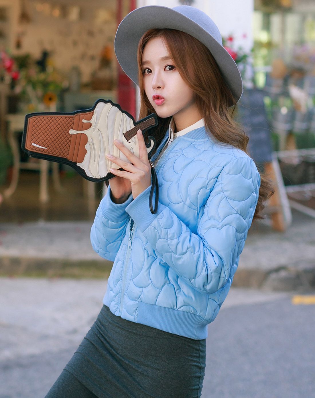 女款天蓝色羽绒服