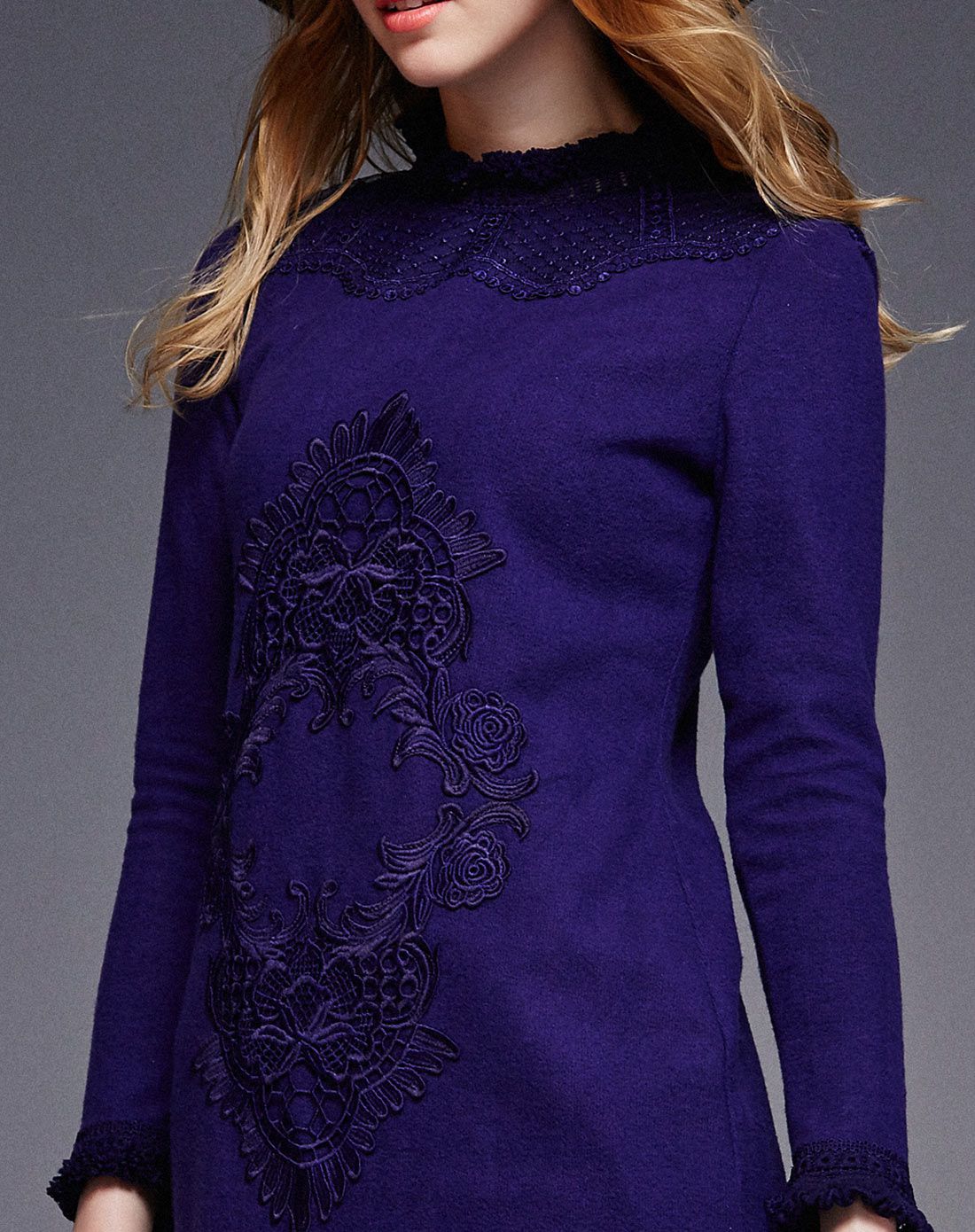 紫色拼接蕾丝衫中长款长袖圆领绣花打底衫