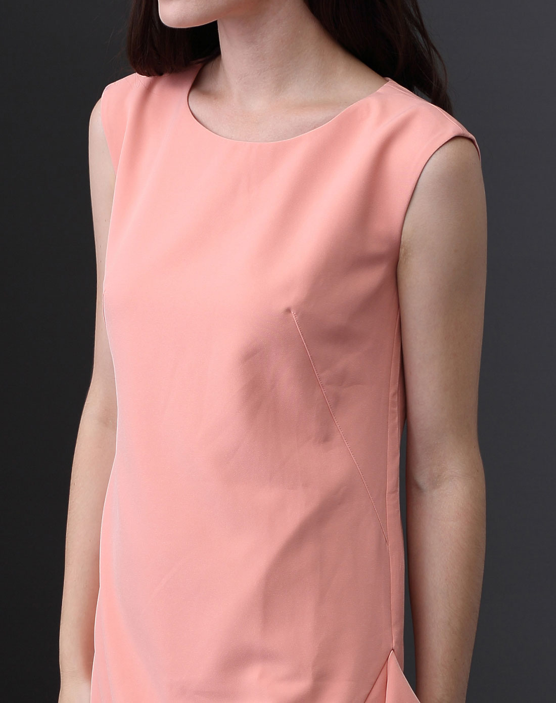 浅橘粉色简约时尚下摆不规则无袖连衣裙