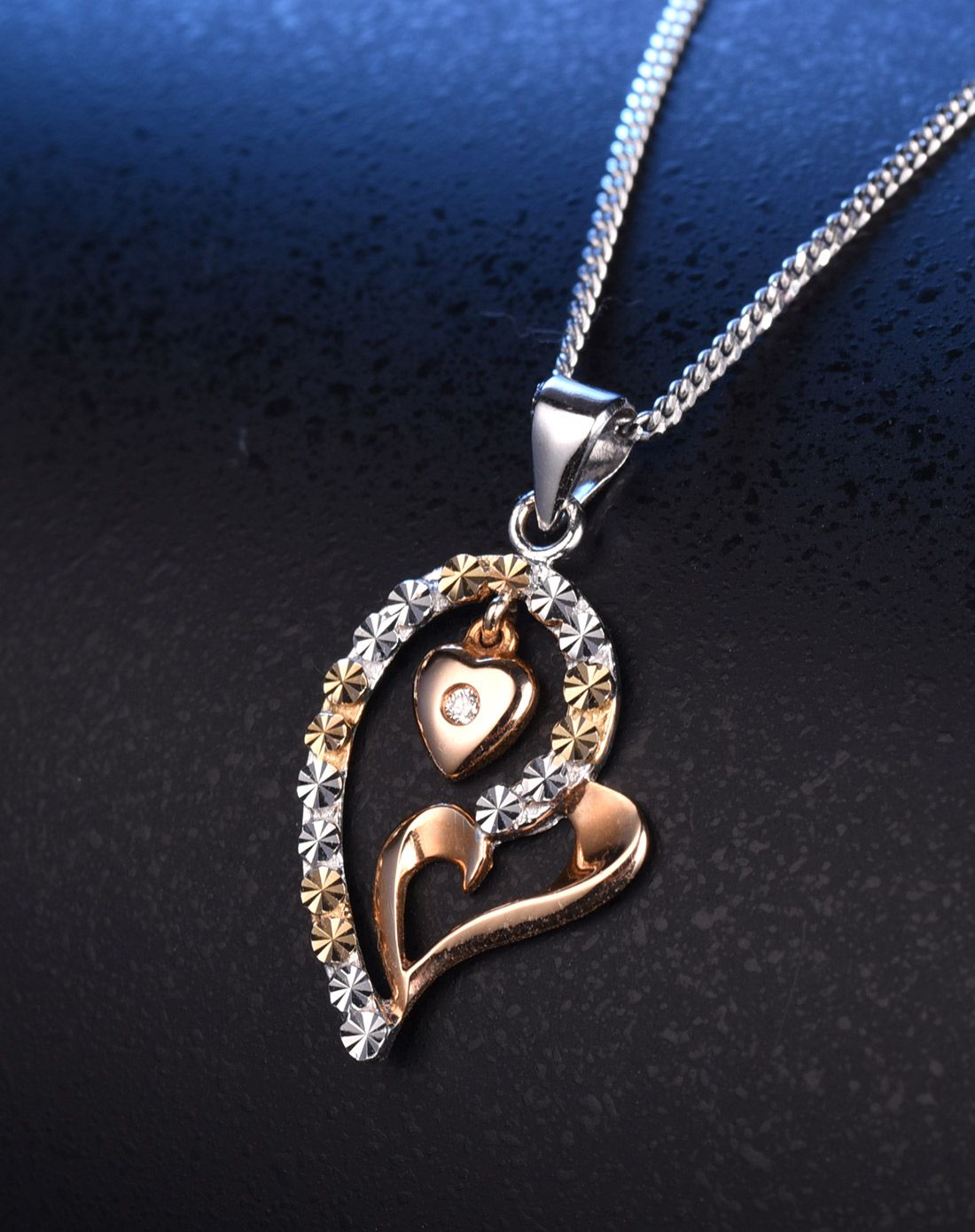 18k金车花工艺钻石吊坠-心锁