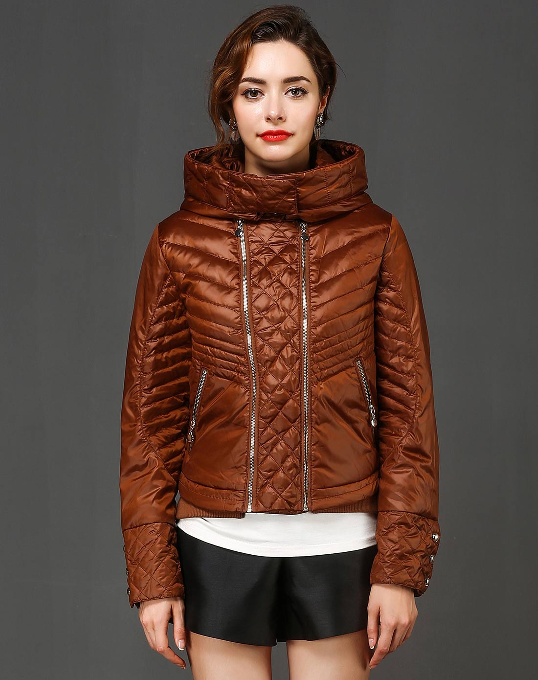 赤褐色女式羽绒服
