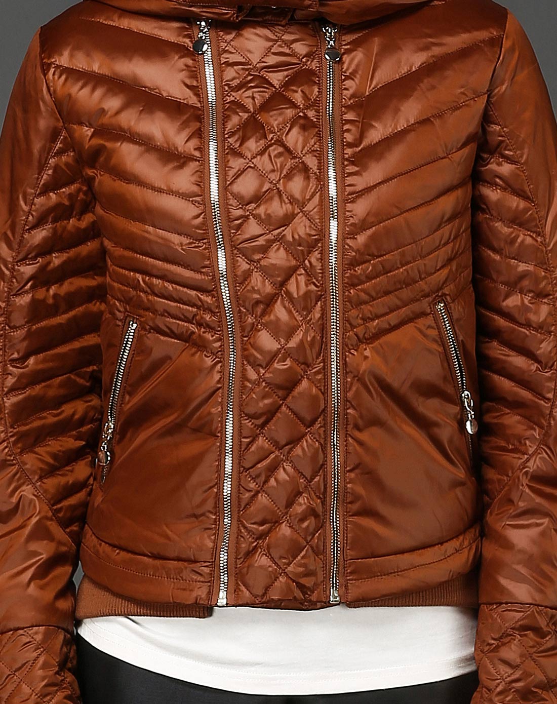赤褐色女式羽绒服