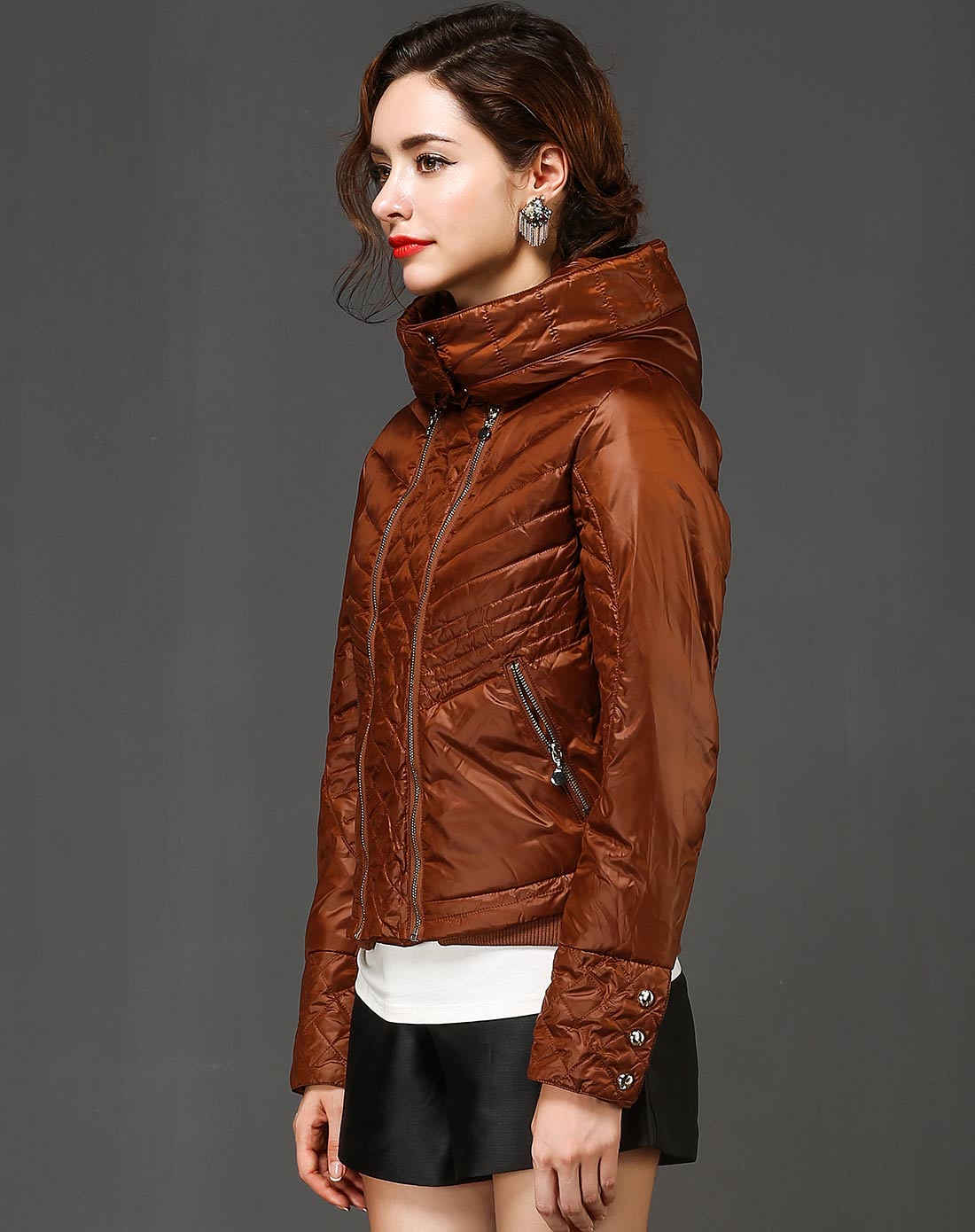 赤褐色女式羽绒服