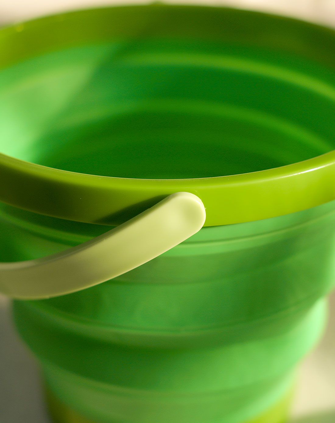 日本进口带提手可折叠水桶7.8l 绿色