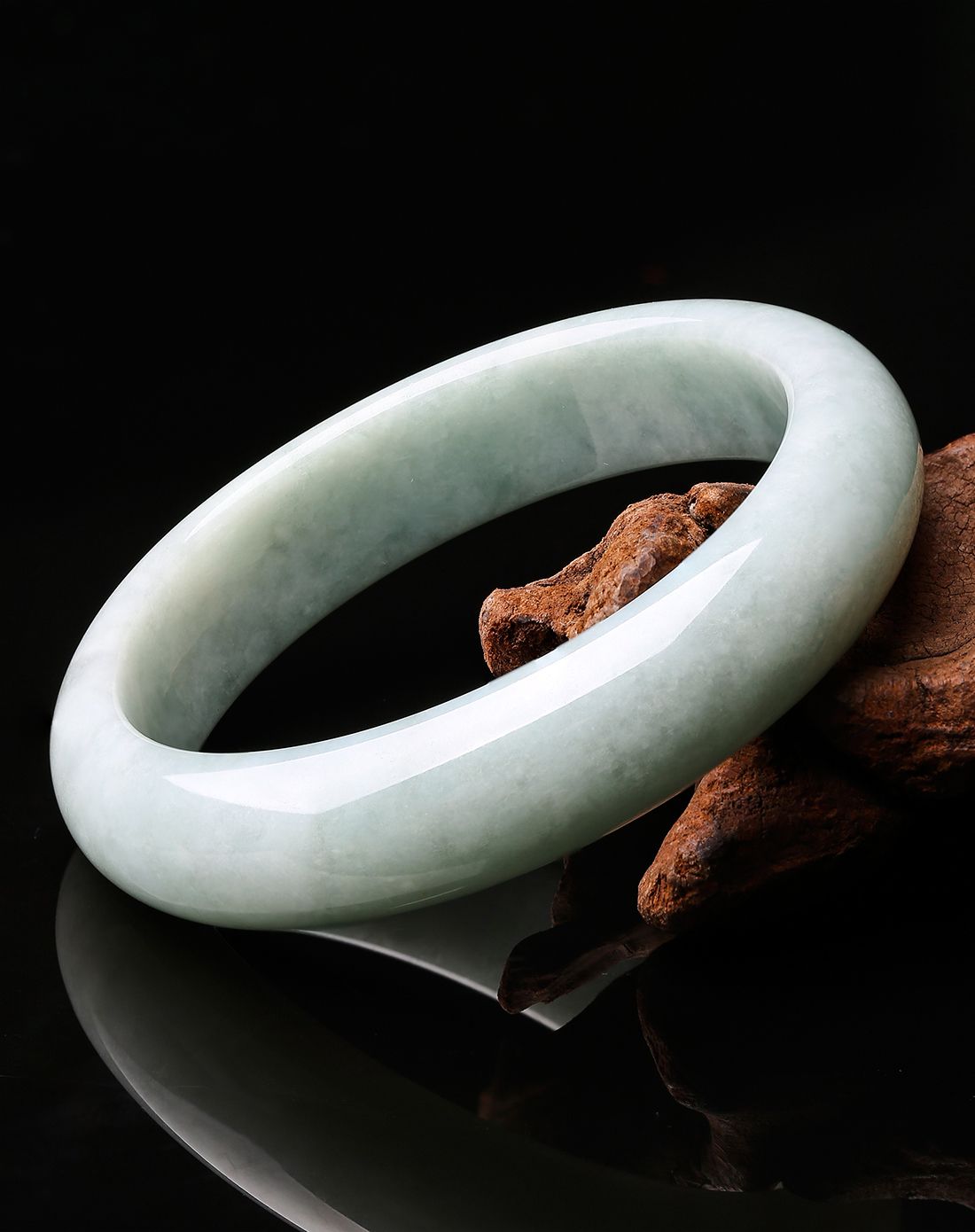 玛丽.温莎 细糯浅绿翡翠手镯(附证书)